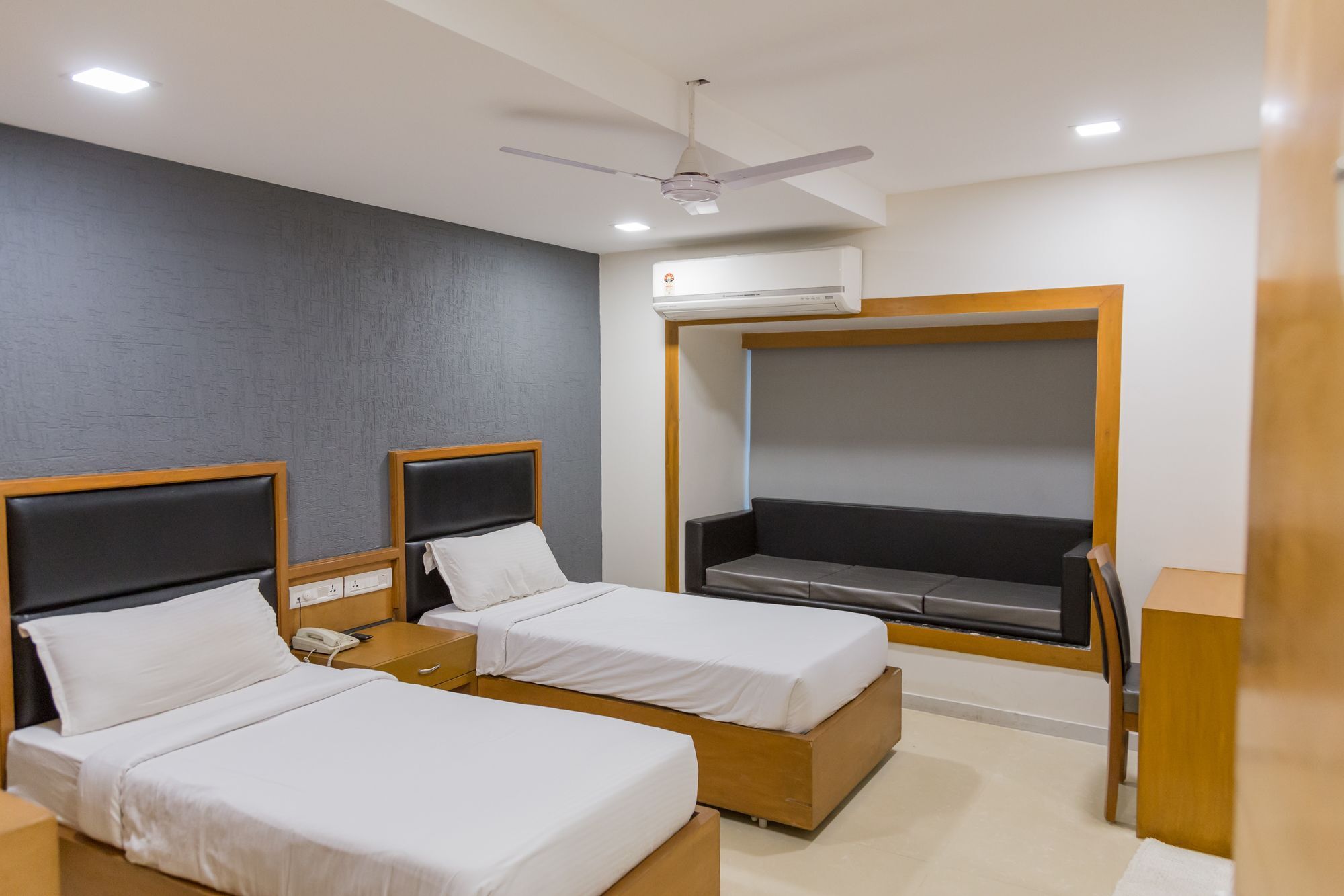 The Silver Leaf Hotel Ahmedabad Buitenkant foto